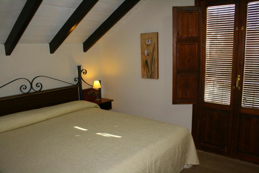 hotel rural huerta del laurel moachil andalusie slaapkamer