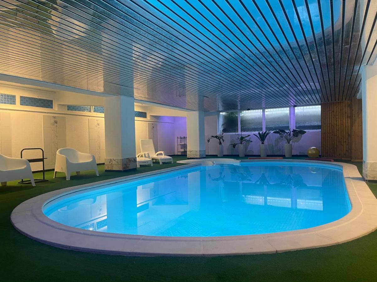 grand hotel des templiers reims champagne uitzicht op het zwembad